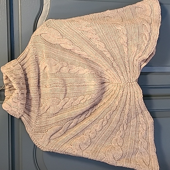 Like new turtle neck cape/poncho. Made in Italy - Picture 4 of 9